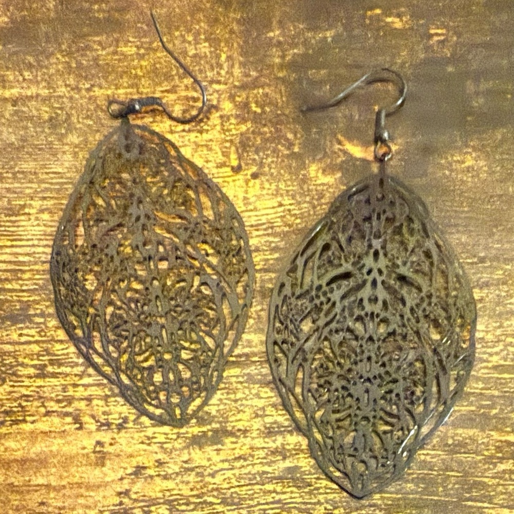 Elegant Black Filigree Earrings